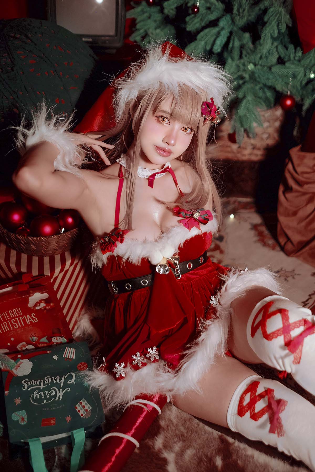 PingPing – Emma Xmas NIKKE Cosplay-第1张