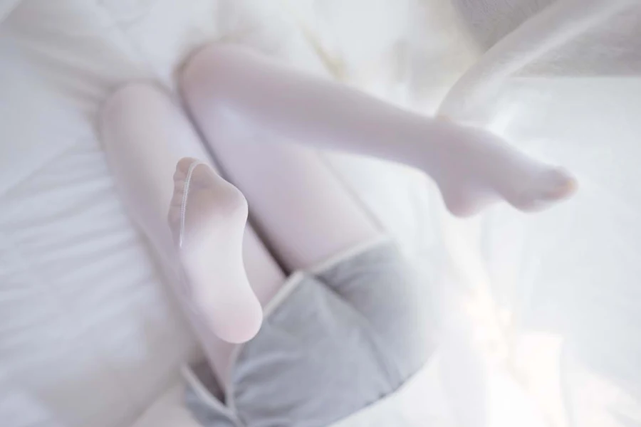 萝莉丝控-喵写真 VOL.011 少女的白丝袜 MXZ喵写真-第2张