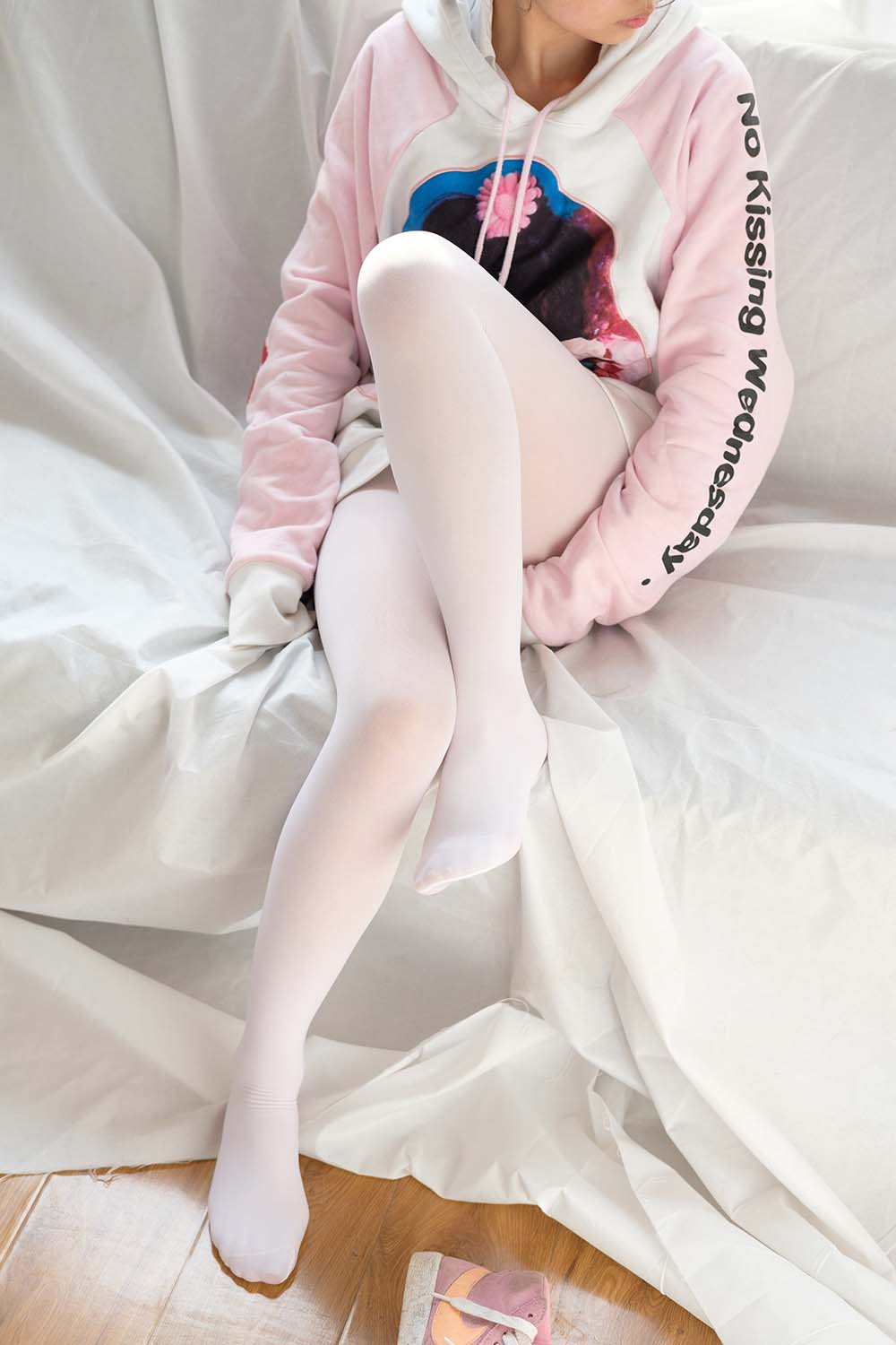 森萝财团写真 X-009 粉嫩粉嫩的丝秀 SLCT森萝财团-第2张