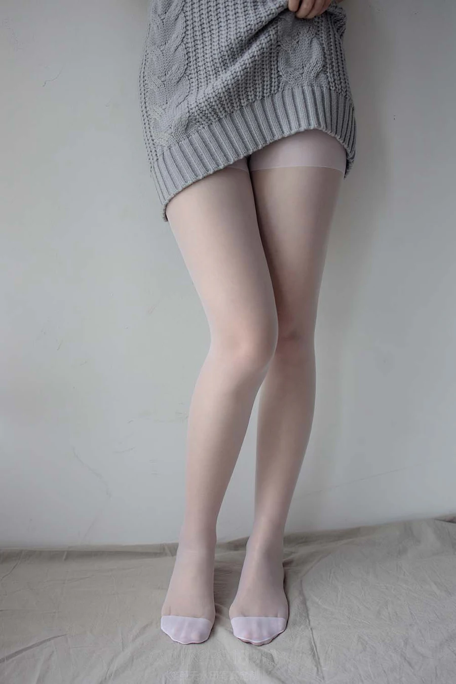森萝财团写真 X-062 薄白丝露背毛衣 SLCT森萝财团-第1张