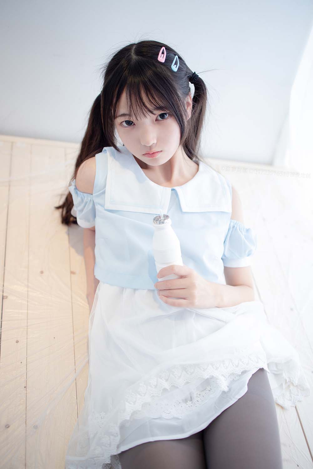 森萝财团写真 X-054 80D灰丝踩物 SLCT森萝财团-第2张