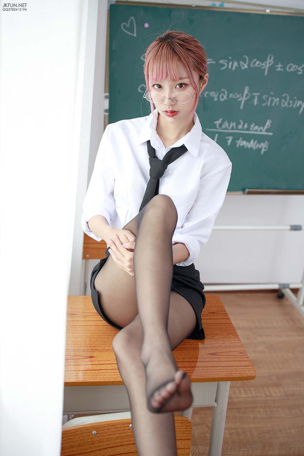 森萝财团写真 JKFUN-011 20D黑丝肉丝吊带袜 教师制服 SLCT森萝财团-第1张