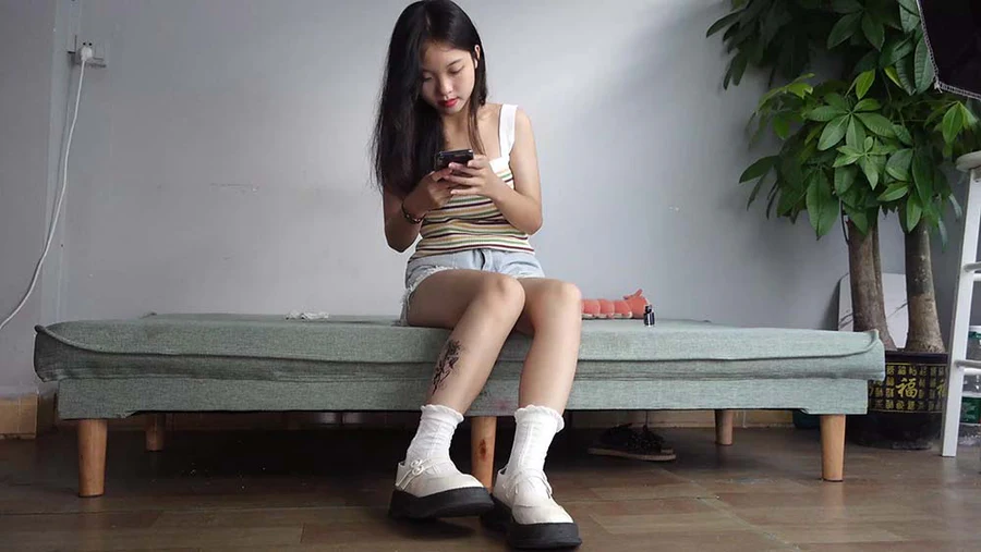 Pary摄影视频 006 大学生诗诗脱鞋袜贴上纹身贴展示36码娇小美脚 Pary摄影-第1张