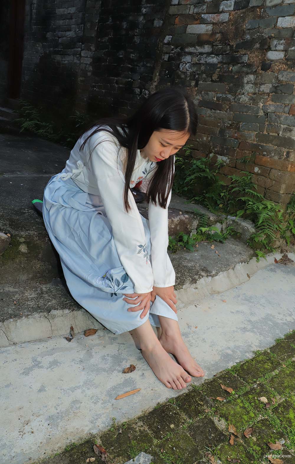 Pary摄影 NO.049 极品美女小芳穿上汉服古镇赤脚 Pary摄影-第2张