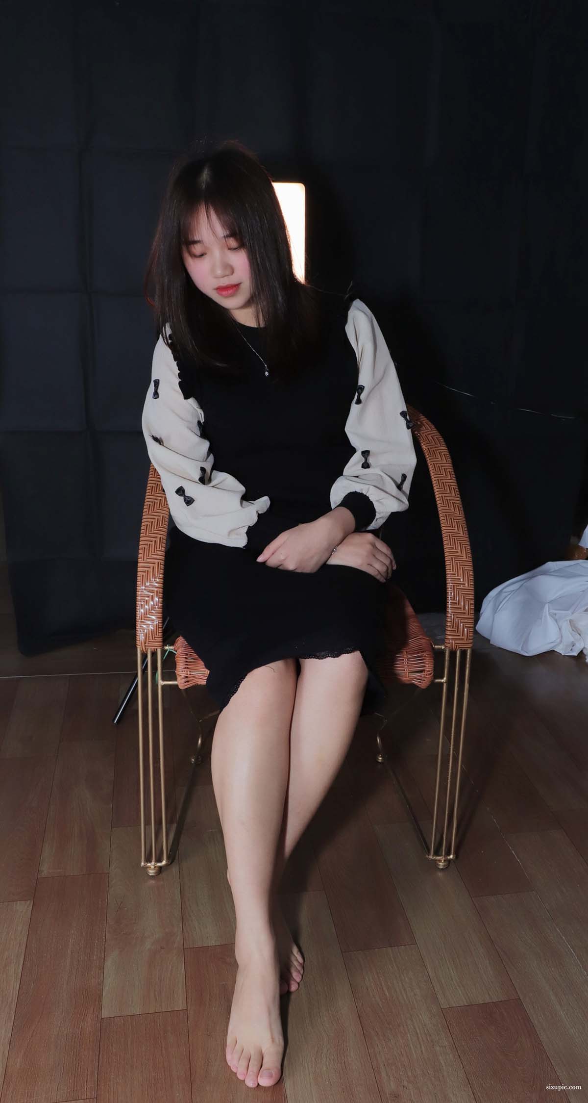 Pary摄影 NO.137 曾经做过车模的大美女灵儿棚拍38码美脚 Pary摄影-第1张