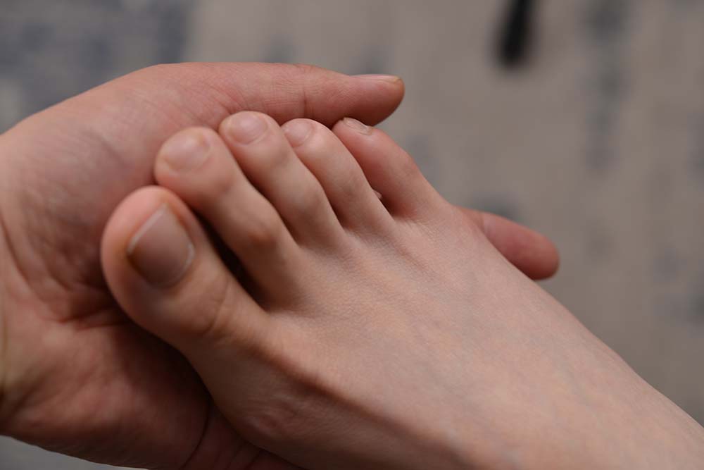 [Sexy Asian Girls Feet]NO.018 美女YIYI性感的40码大脚丫（格子短裙裸足3） Sexy Asian Girls Feet-第2张