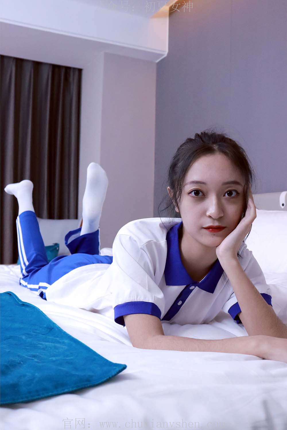 初夏女神 NO.001 依依 校服搭配37码运动鞋拍摄 CXNS初夏女神-第2张