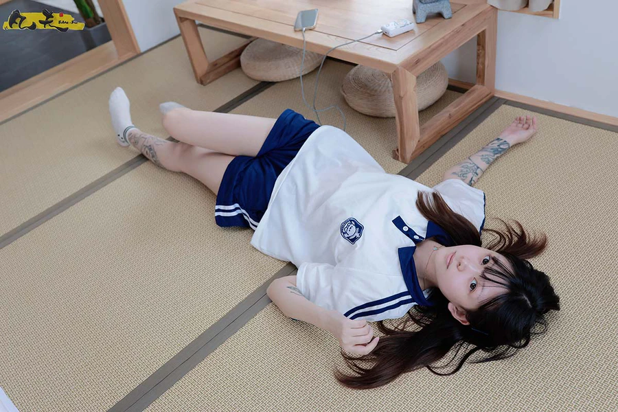 凡夫摄影 NO.0003 – 纹身美少女小恩原味棉袜裸足 FFSY凡夫摄影-第1张