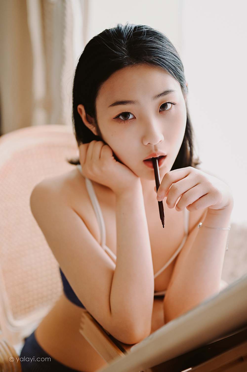 [YALAYI雅拉伊]2020.07.08 NO.668 沈伊《作画的女孩》 YALAYI雅拉伊-第1张