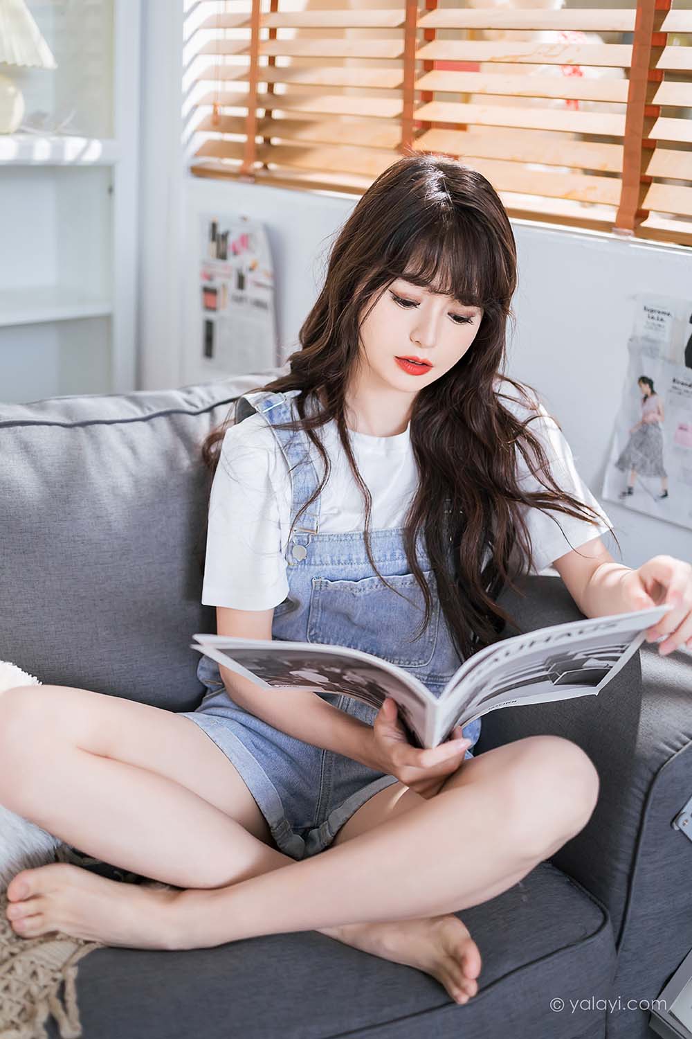 [YALAYI雅拉伊]2023.05.12 NO.1032 穿吊带牛仔裤的少女 小亭 YALAYI雅拉伊-第1张