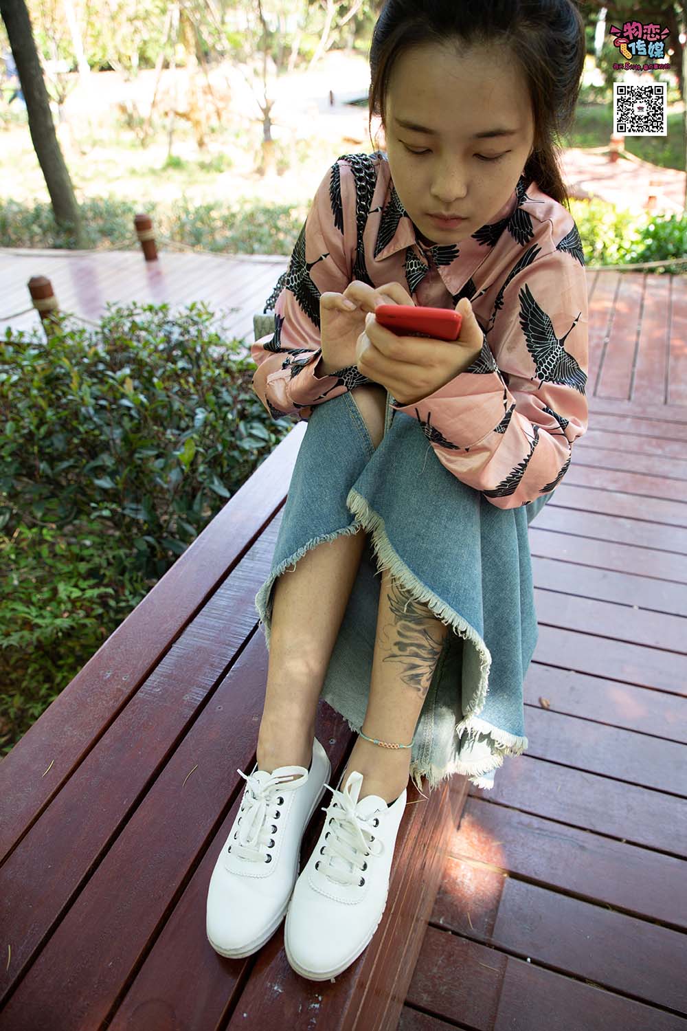 物恋传媒 NO.011 纯纯的邻家小妹,小白鞋搭配黑色船袜,清凉一夏 WLCM物恋传媒-第1张