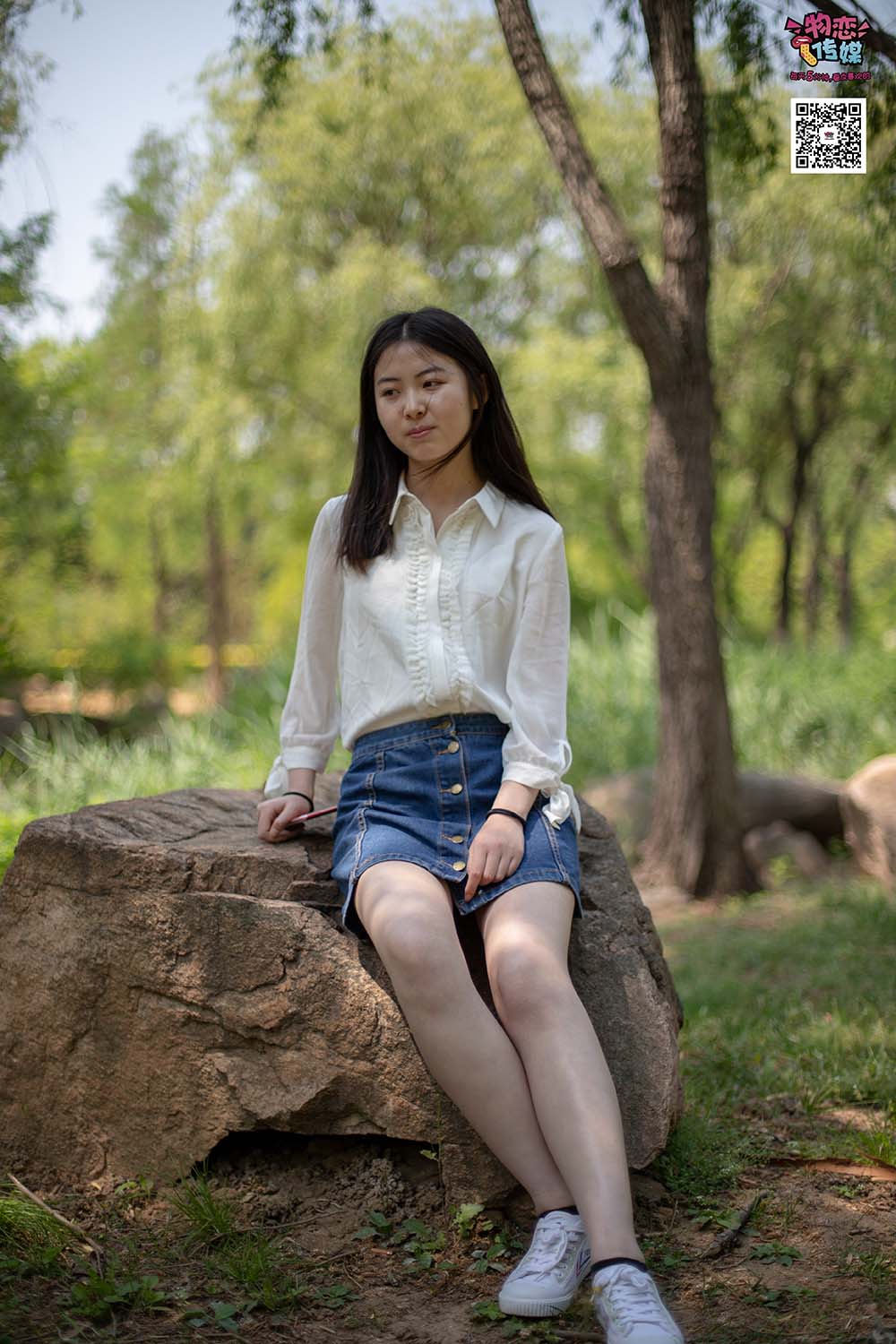 物恋传媒 NO.009 纯纯的邻家小妹哦，小白鞋下藏着什么样的棉袜呢 WLCM物恋传媒-第1张