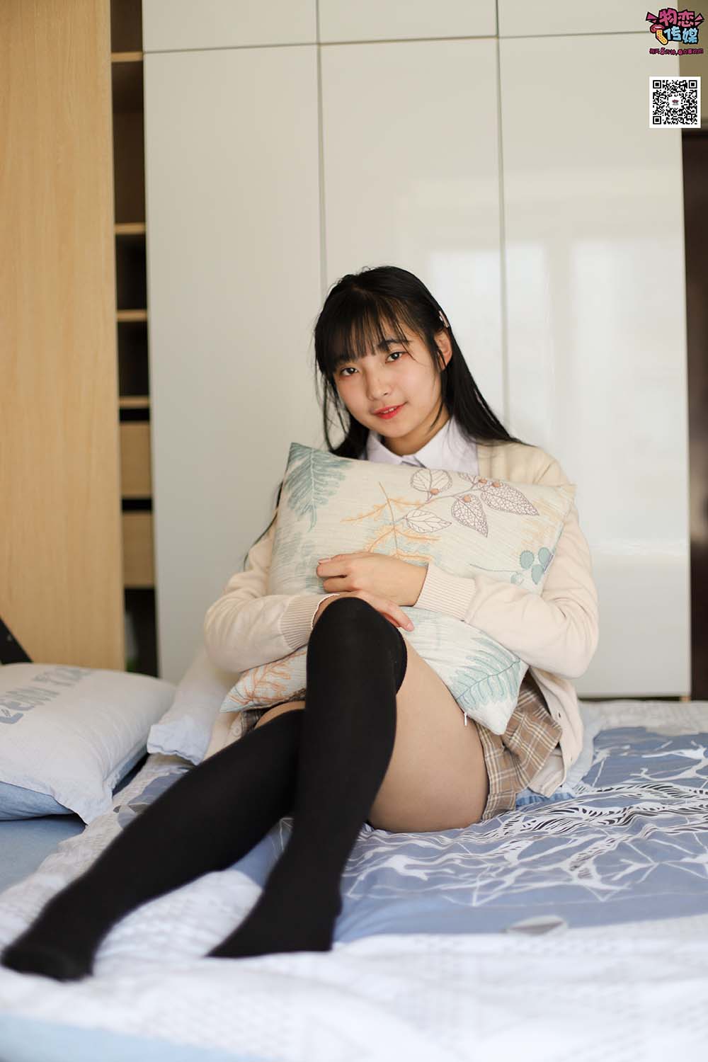 物恋传媒 NO.005 JK制服高中小姐姐，棉袜加丝袜 WLCM物恋传媒-第1张
