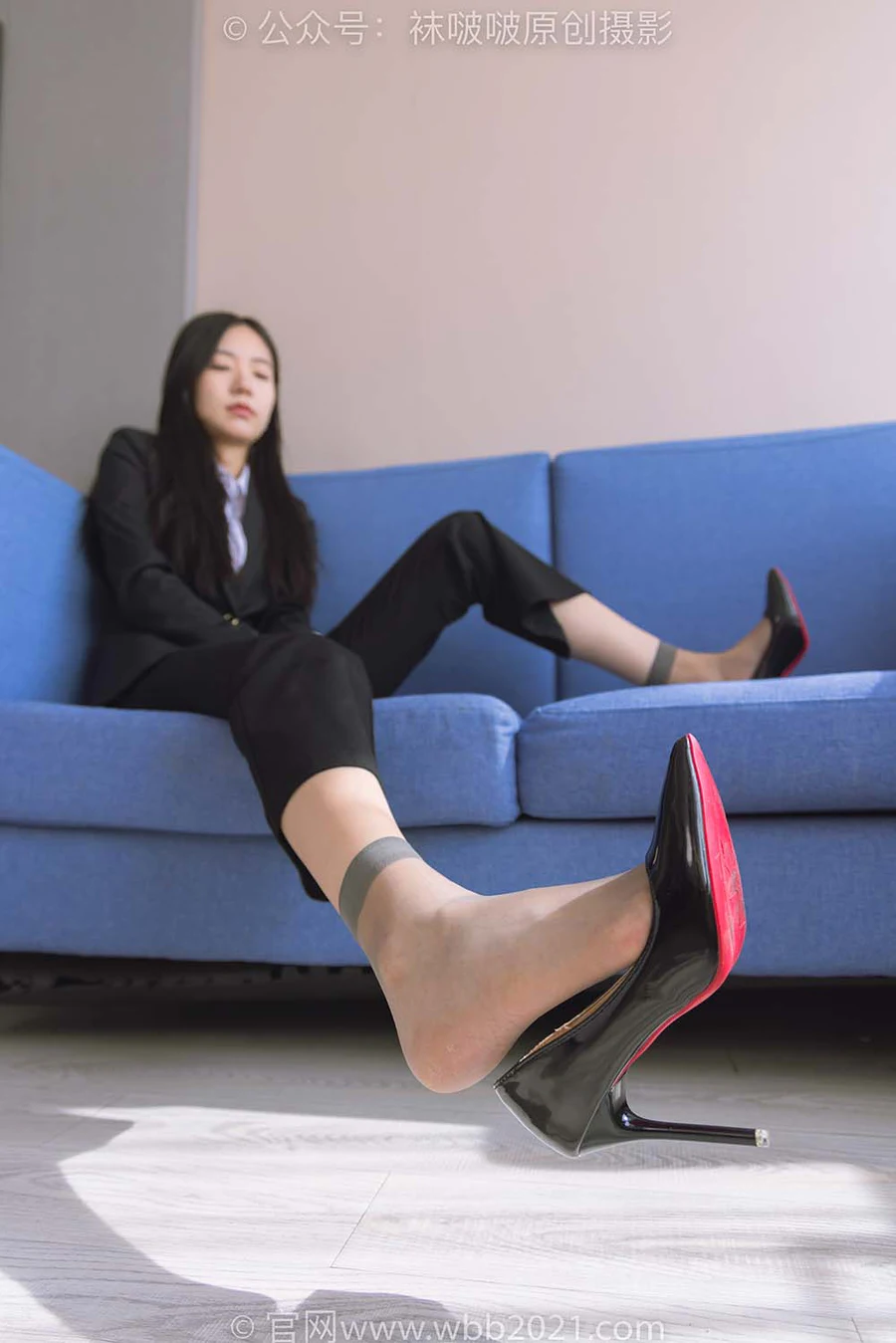[BoBoSocks袜啵啵]NO.245 小甜豆-高跟鞋、短灰丝、半蹲镜头较多 BoBoSocks袜啵啵-第1张