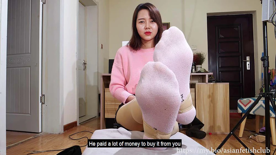 [K&M丝足视频]NO.0150 小薇展示原味棉袜和裸足 KM丝足视频-第1张