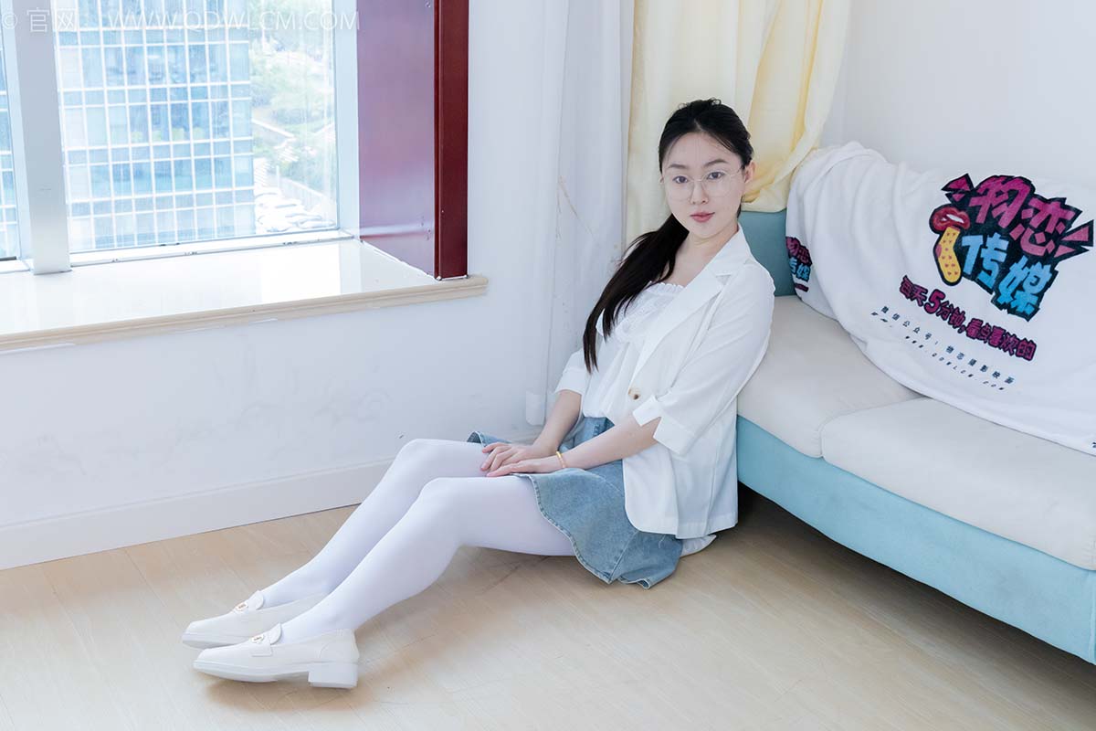 物恋传媒 NO.2246 美兔-皮鞋、厚白丝、皮筋绑脚老头乐挠脚剧情 WLCM物恋传媒-第1张