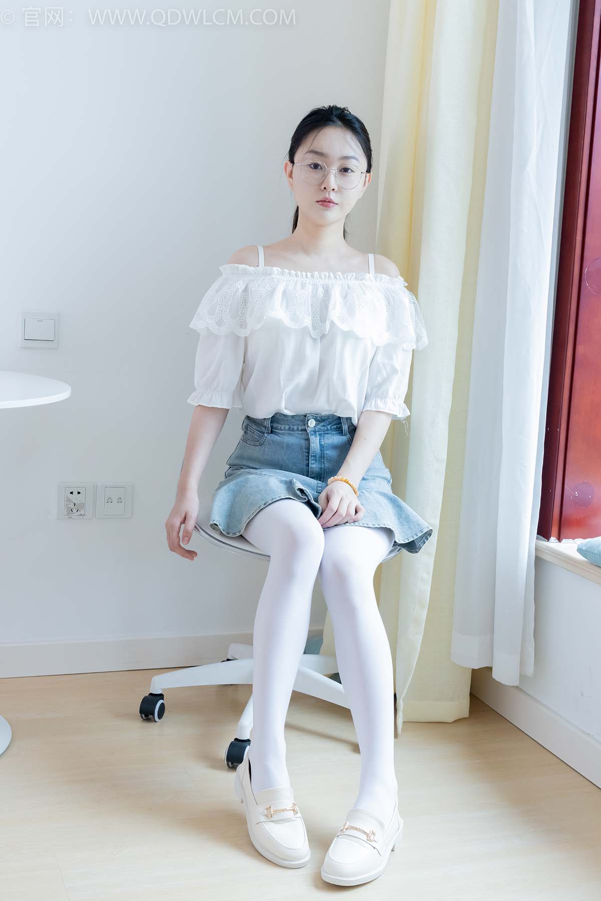 物恋传媒 NO.2246 美兔-皮鞋、厚白丝、皮筋绑脚老头乐挠脚剧情 WLCM物恋传媒-第2张