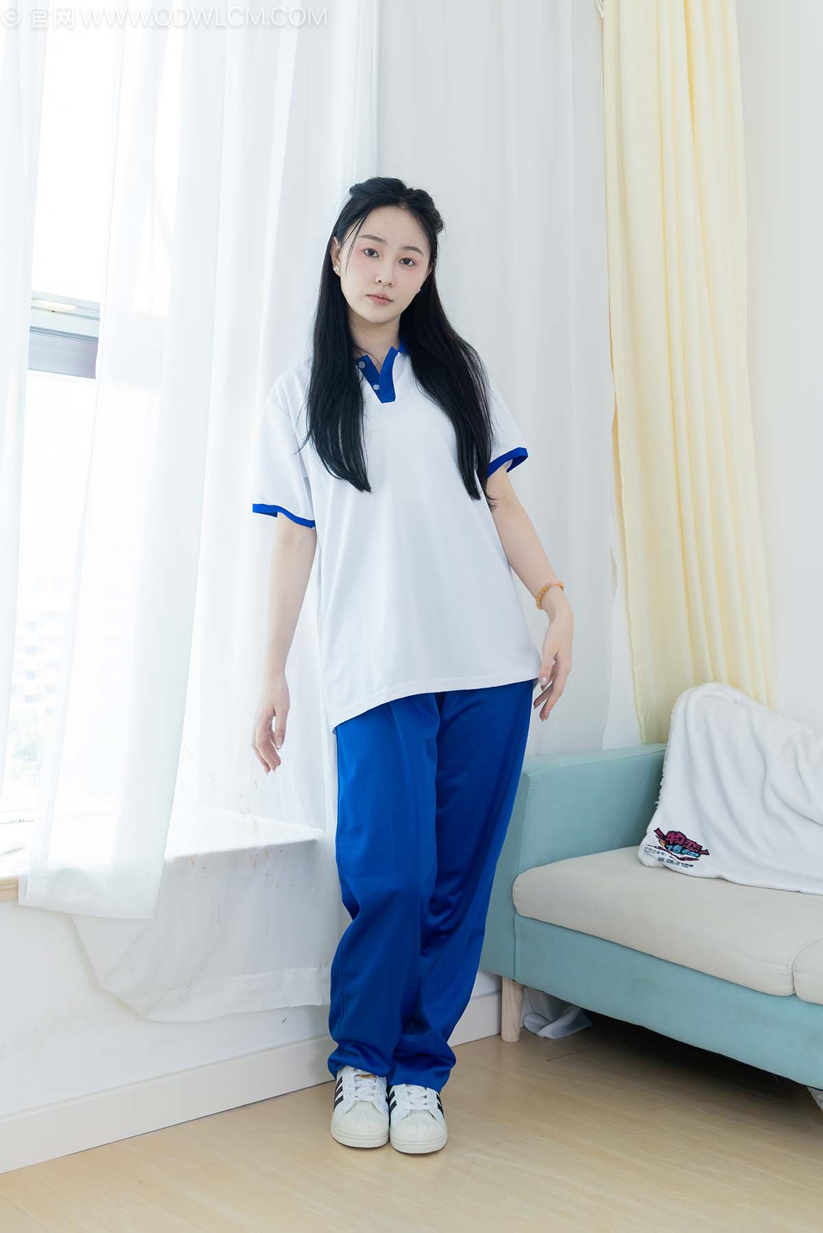 物恋传媒 NO.2241 美兔-板鞋、黑网袜、校服裤里丝 WLCM物恋传媒-第1张