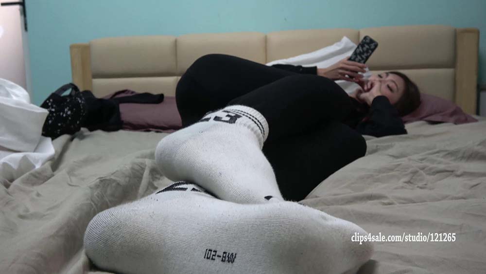 [K&M丝足视频]NO.0192 YIYI棉袜足秀 KM丝足视频-第1张