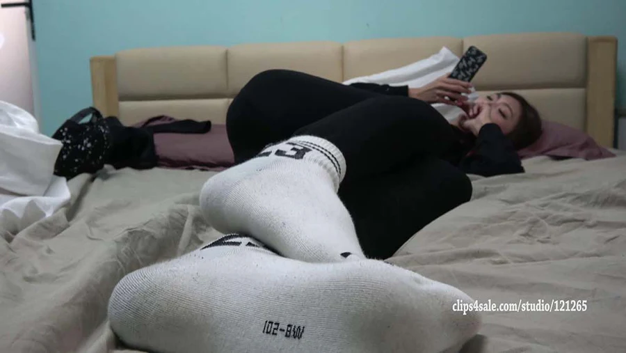 [K&M丝足视频]NO.0192 YIYI棉袜足秀 KM丝足视频-第1张