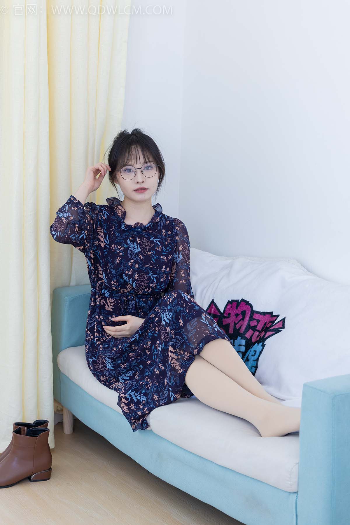 物恋传媒 NO.2292 小酒-短靴、厚肉丝、踩小蛋糕剧情 WLCM物恋传媒-第1张