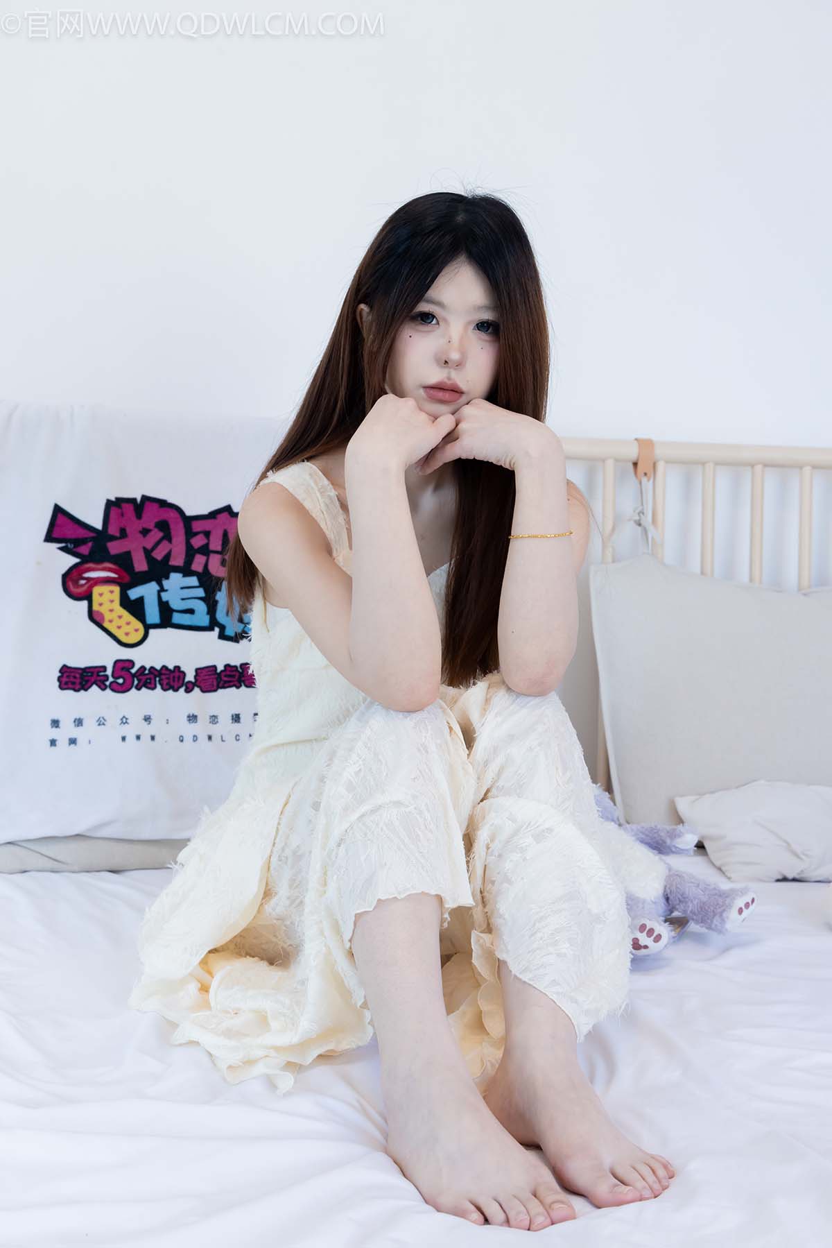 物恋传媒 NO.2281 曲奇-皮鞋、白棉袜、裸足 WLCM物恋传媒-第2张