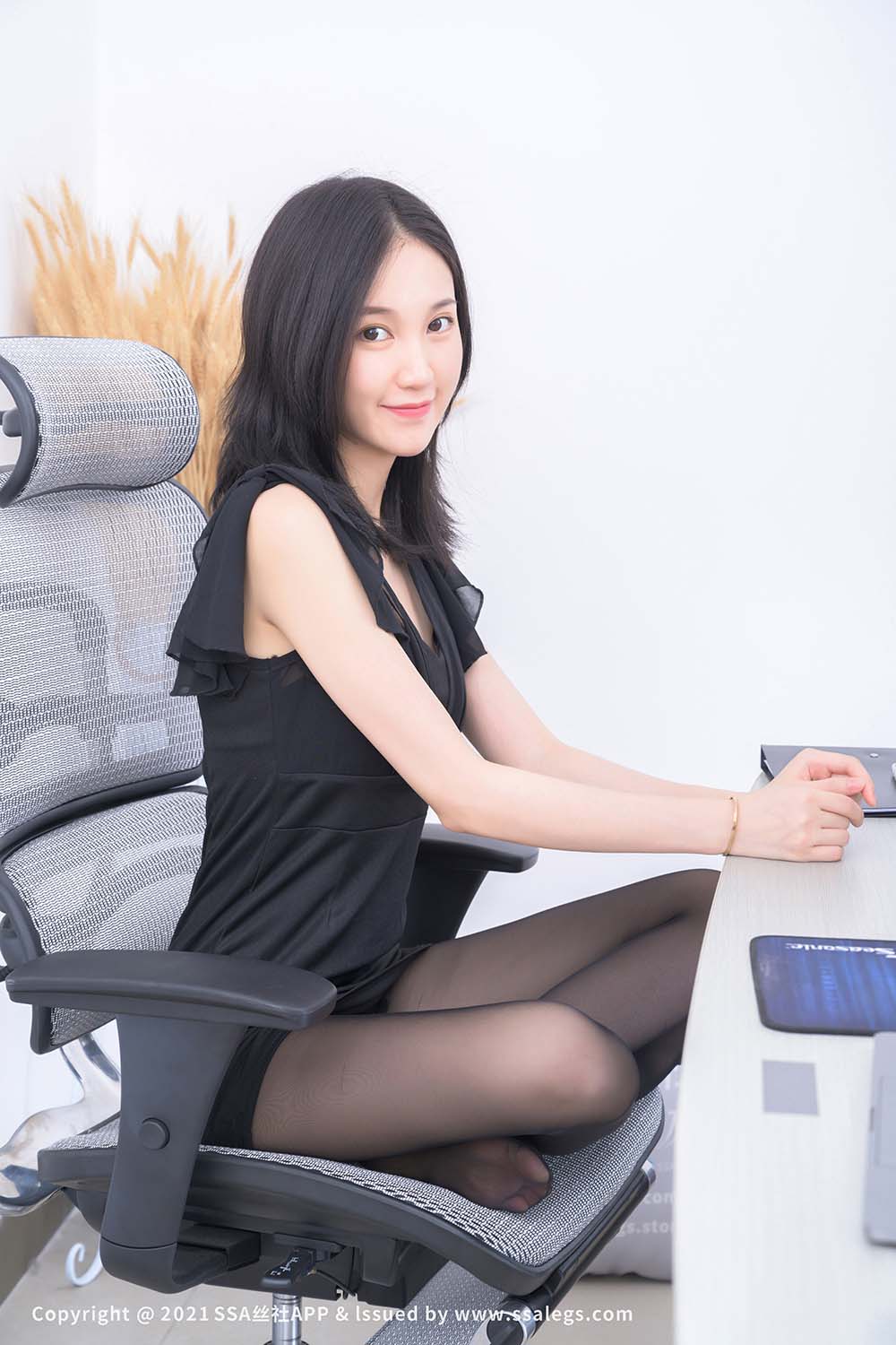 [SSA丝社]超清写真 NO.781 模特晶晶的黑丝袜美脚（下） SSA丝社超清-第1张