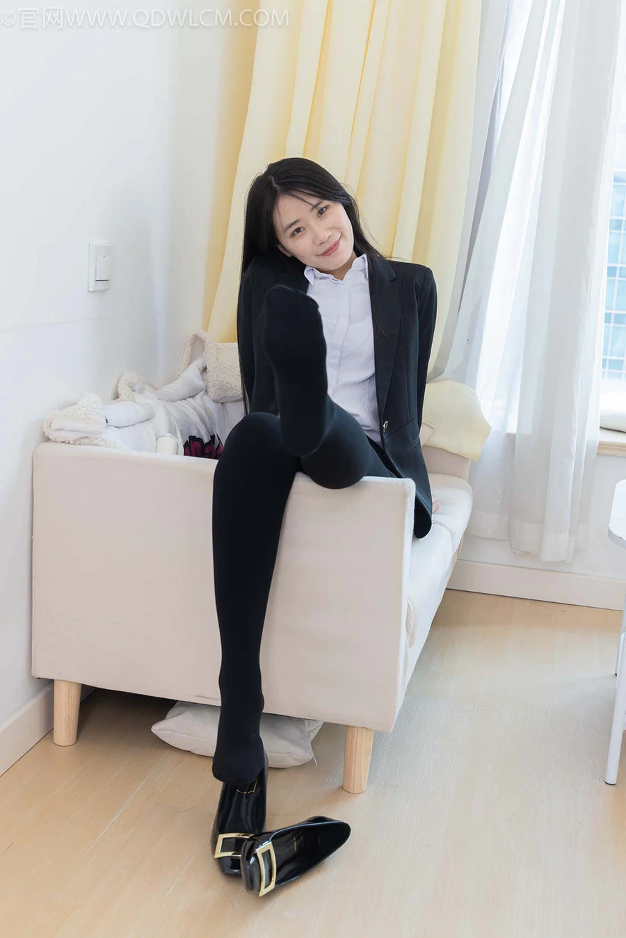 物恋传媒 NO.2318 菜菜-OL制服、高跟鞋、三双厚黑丝叠穿、袜腰展示 WLCM物恋传媒-第1张