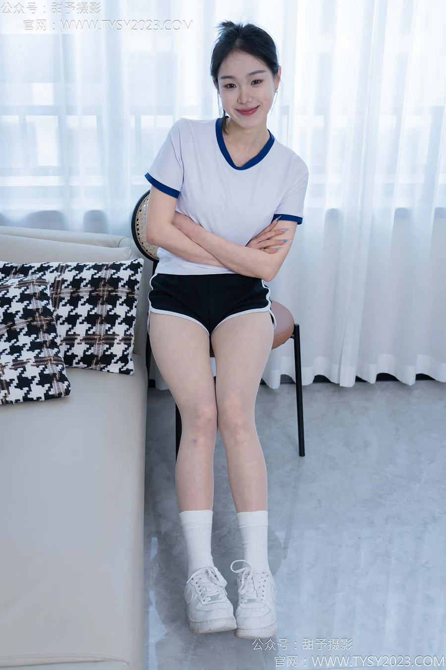 甜予摄影 NO.152 咻咻-板鞋、白棉袜、薄肉丝 TYSY甜予摄影-第1张