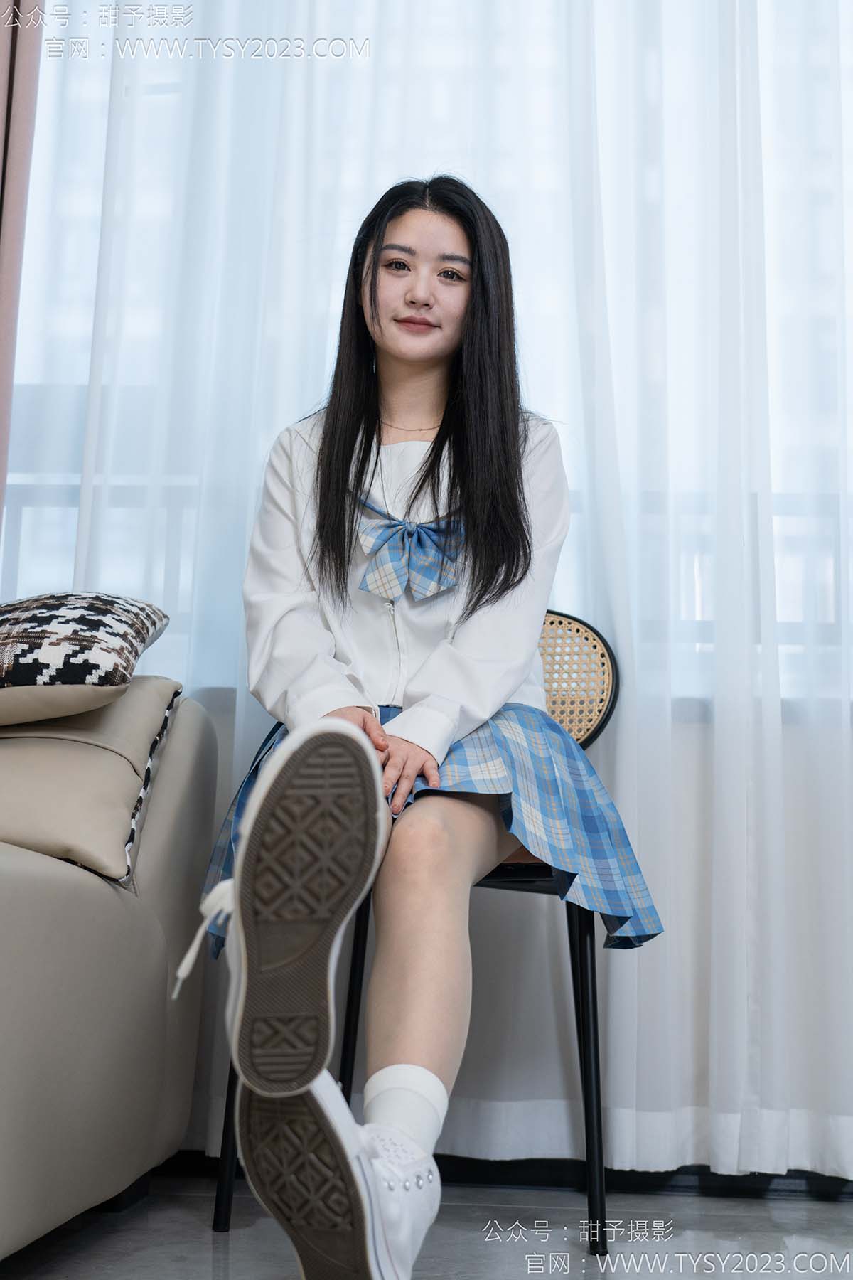 甜予摄影 NO.154 澜澜-帆布鞋、白棉袜、薄灰丝、跺脚抖腿剧情 TYSY甜予摄影-第1张