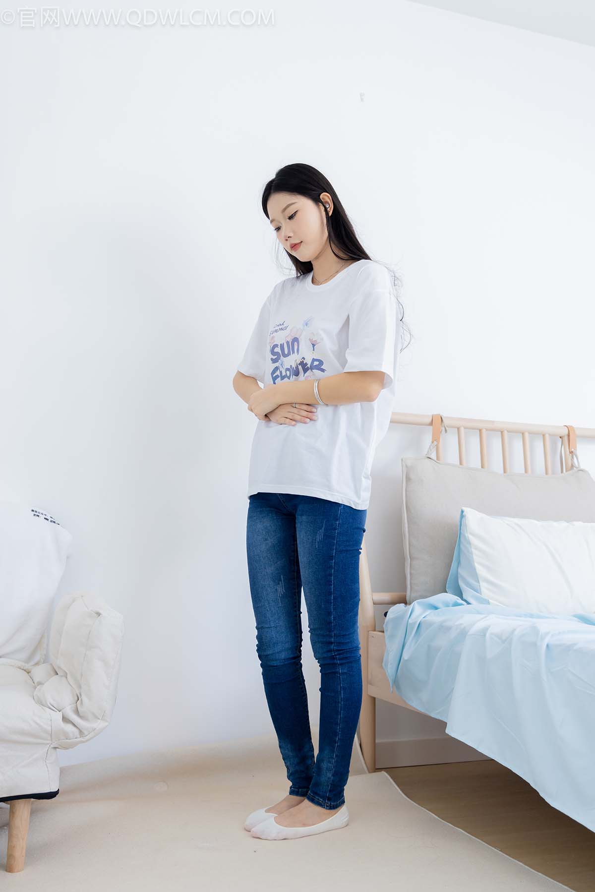 物恋传媒 NO.2329 小竹-帆布鞋、白船袜、肚子疼揉肚子剧情 WLCM物恋传媒-第2张