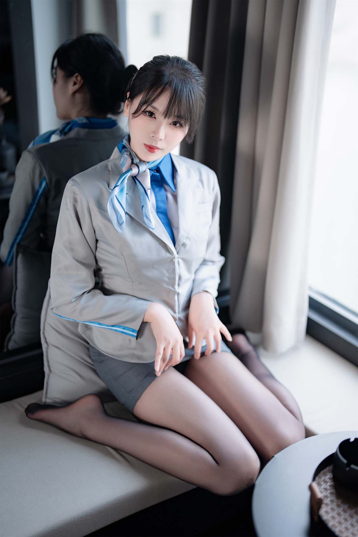 轩萧学姐 – 空姐室内黑丝 Cosplay-第1张
