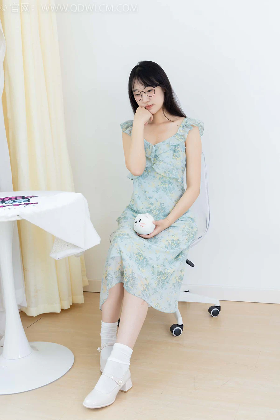 物恋传媒 NO.2350 小椿-高跟鞋、白棉袜、裸足 WLCM物恋传媒-第1张