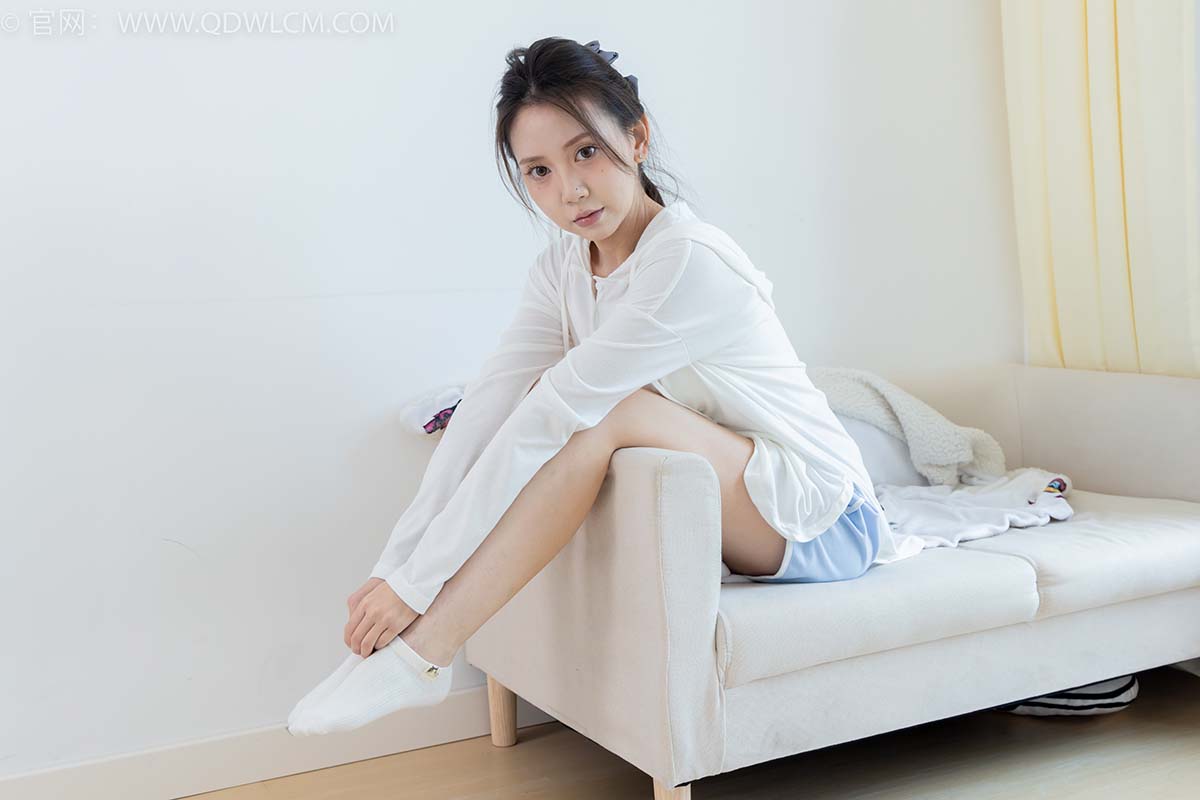 物恋传媒 NO.2348 小曦-板鞋、白棉袜、裸足 WLCM物恋传媒-第2张