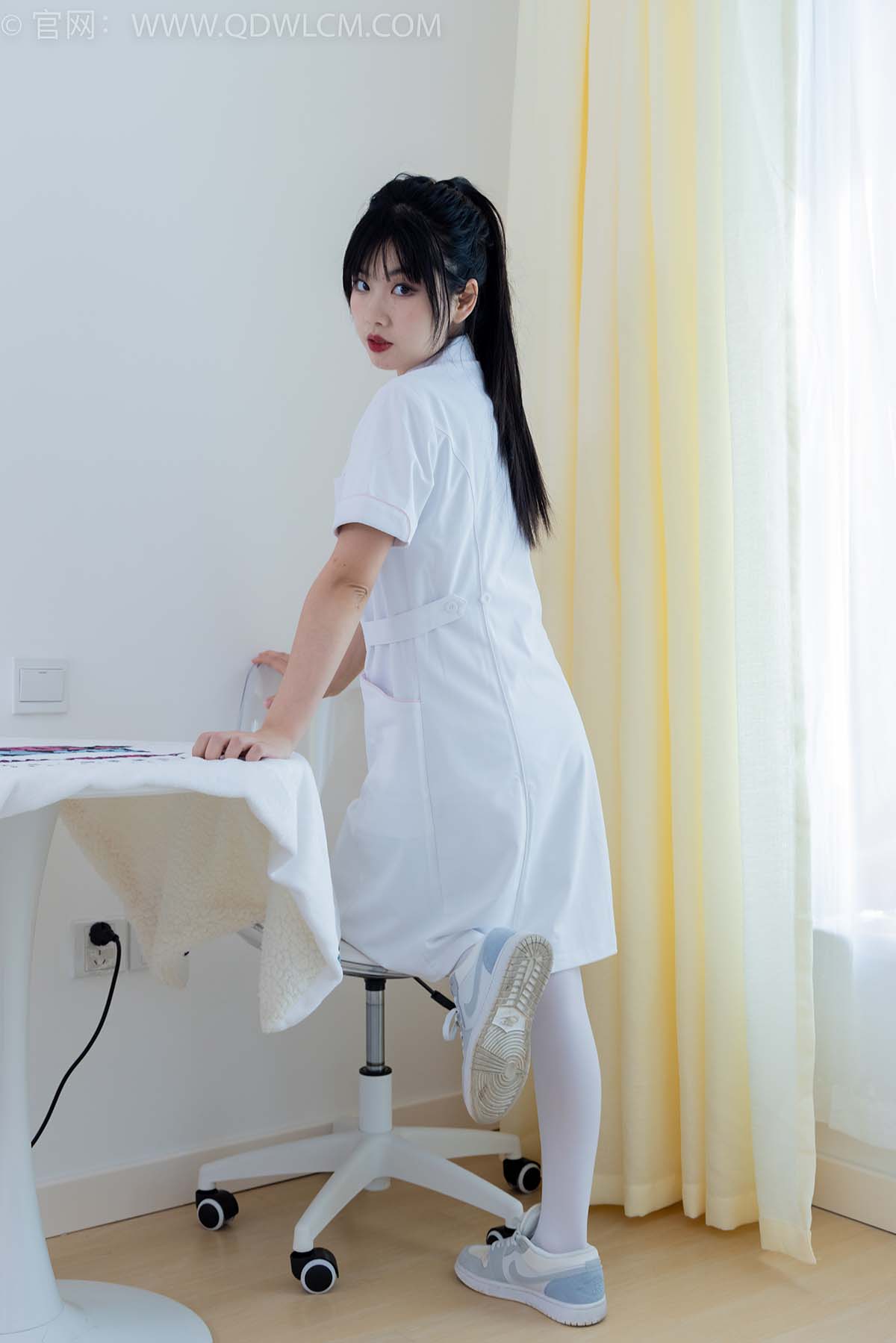 物恋传媒 NO.2347 米米-板鞋、自然穿脏厚白丝、护士服 WLCM物恋传媒-第1张