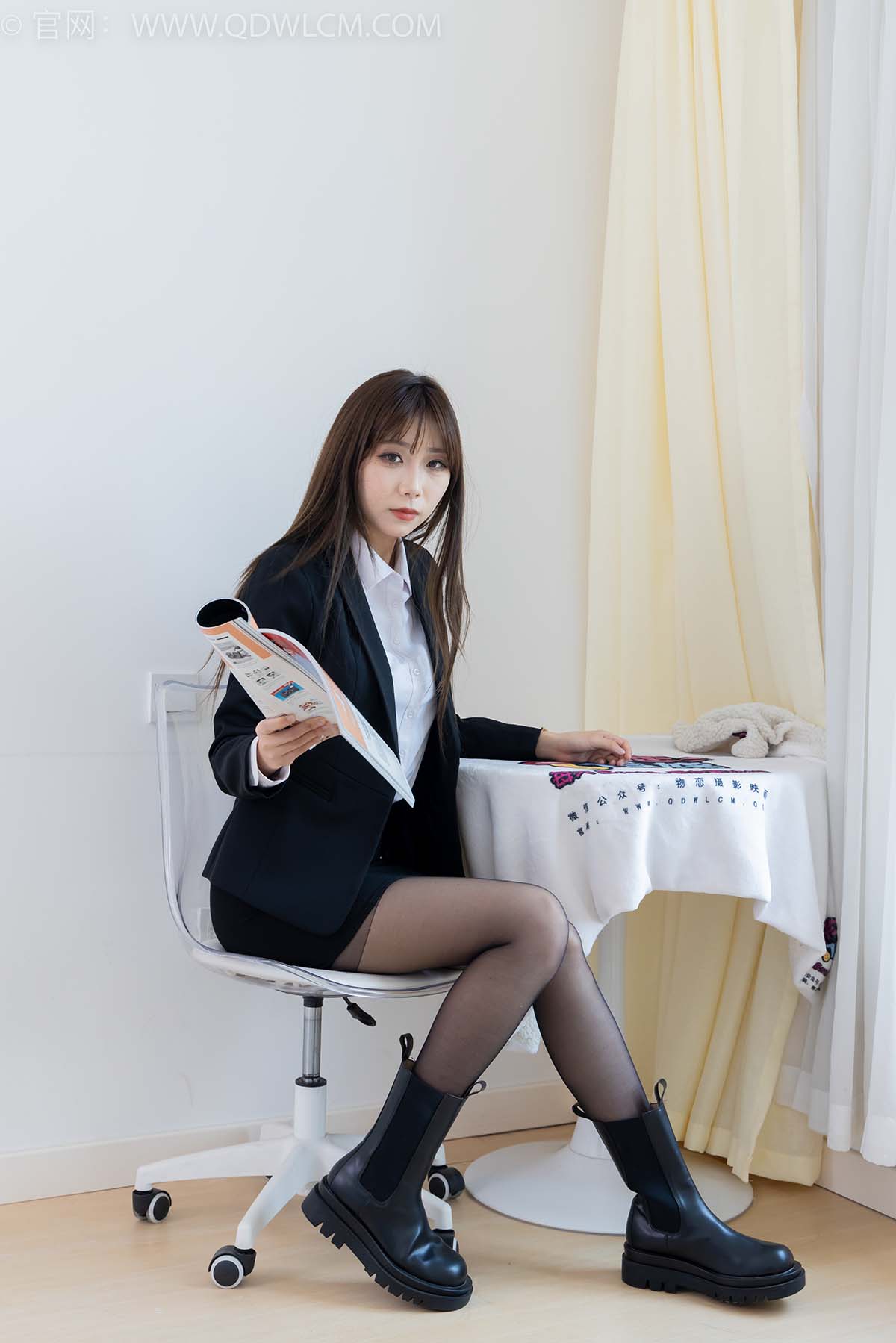 物恋传媒 NO.2344 泡泡-短靴、薄黑丝、ol制服、高冷不笑御姐版 WLCM物恋传媒-第1张