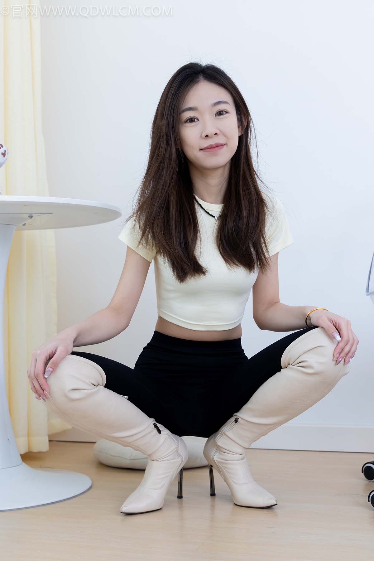 物恋传媒 NO.2339 婷婷-长靴、白棉袜、裸足 WLCM物恋传媒-第2张