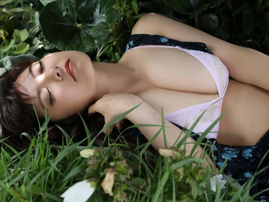 花井美理 – 解禁！Ｈカップ裸身 vol.2 Photobook-第2张