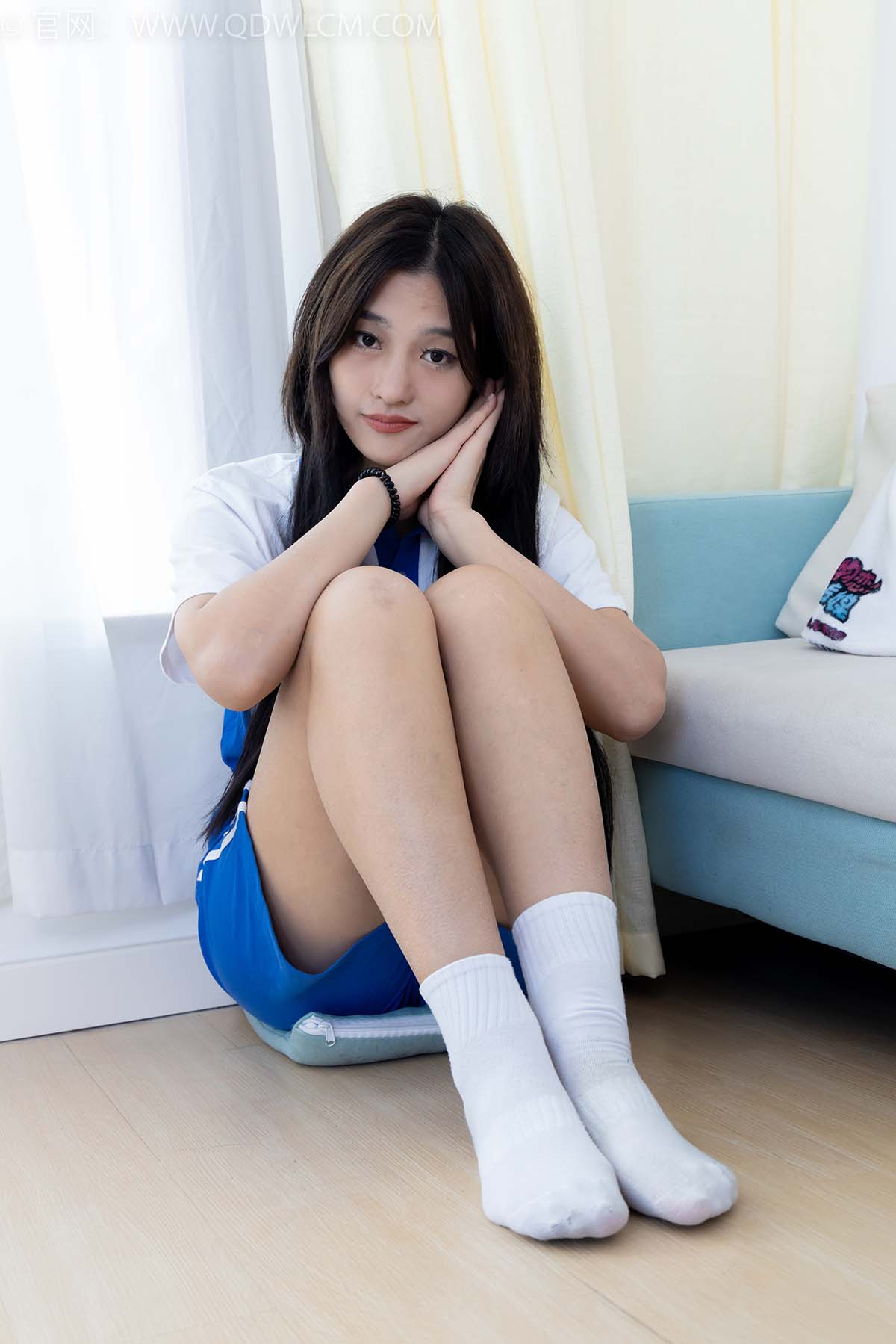 物恋传媒 NO.2361 灰灰-校服、帆布鞋、白棉袜、裸足 WLCM物恋传媒-第2张
