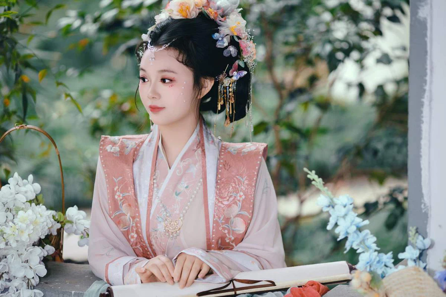 [YITUYU艺图语]2025.04.10 珠光点染三白妆，墨云深处见芳华 焦糖马奇朵 YITUYU艺图语-第1张