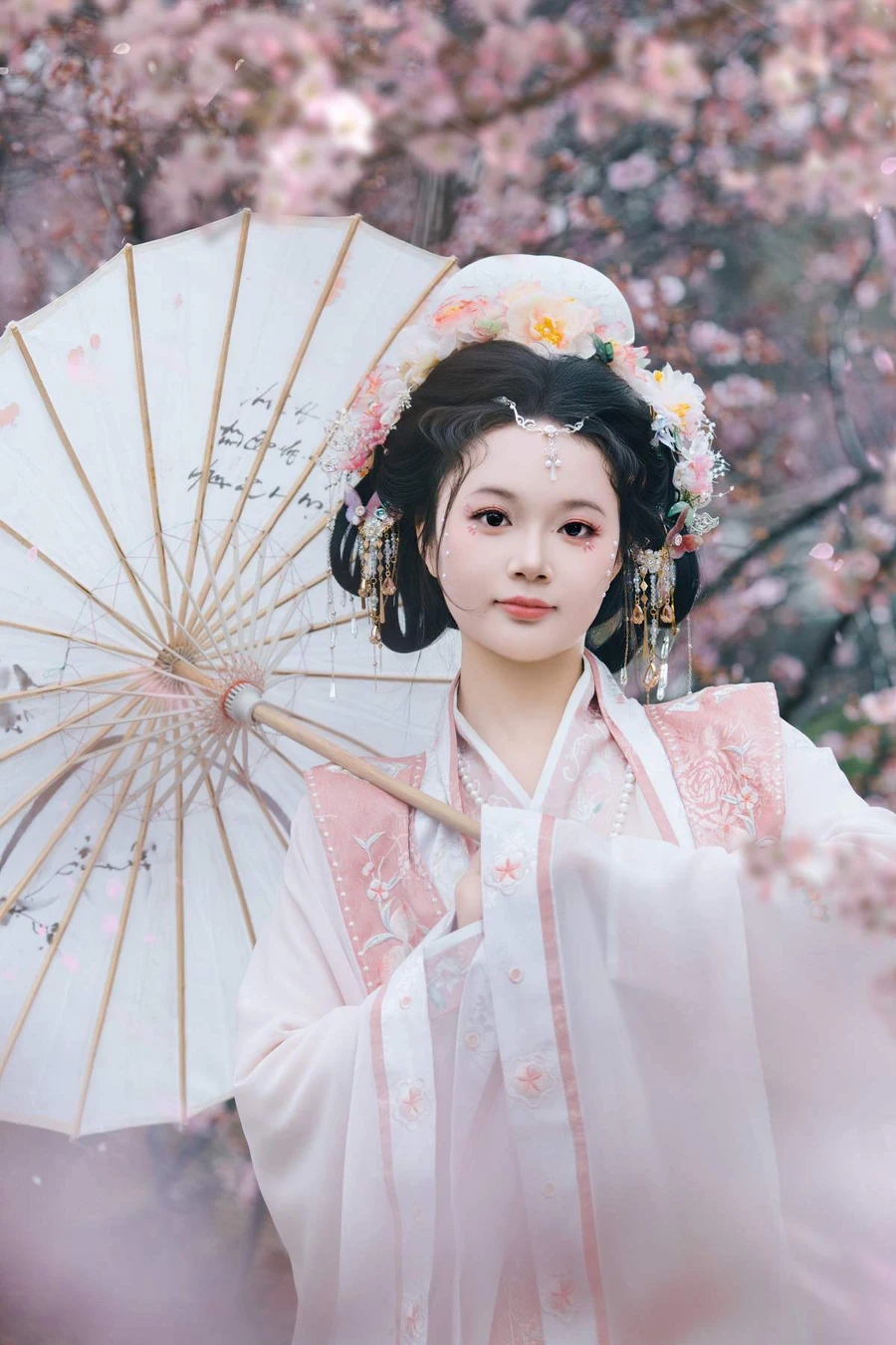 [YITUYU艺图语]2025.04.10 珠光点染三白妆，墨云深处见芳华 焦糖马奇朵 YITUYU艺图语-第2张