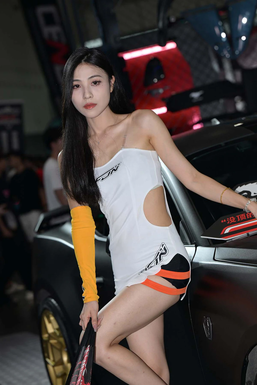 精选街拍作品 NO.4262 白裙车模 街拍-第1张