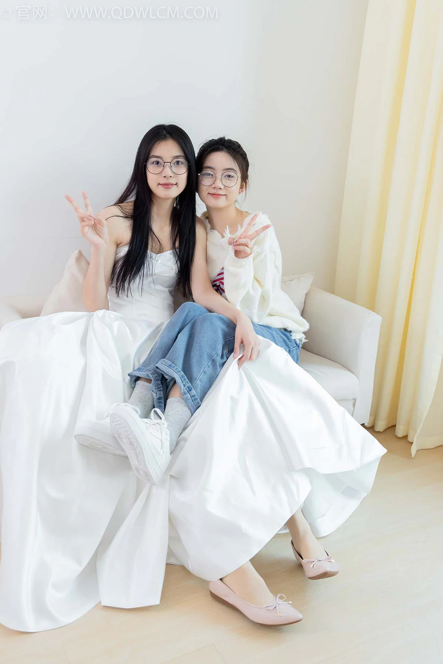 物恋传媒 NO.2370 茯苓&欢欢-平底鞋、板鞋、厚肉丝、灰色棉袜、薄肉丝 WLCM物恋传媒-第1张