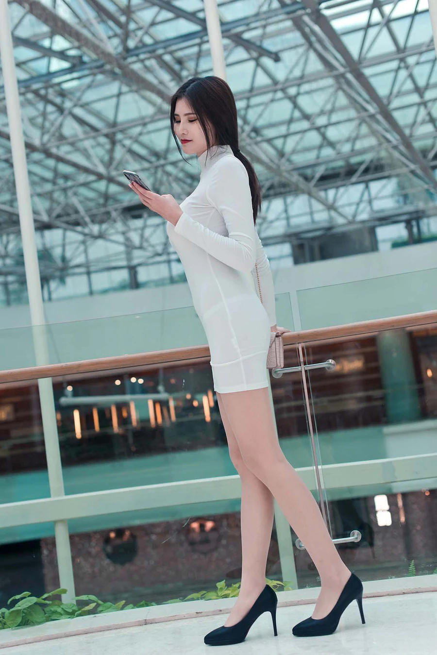 精选街拍作品 NO.4278 御风街拍 白色包臀裙肉丝婷婷 街拍-第1张