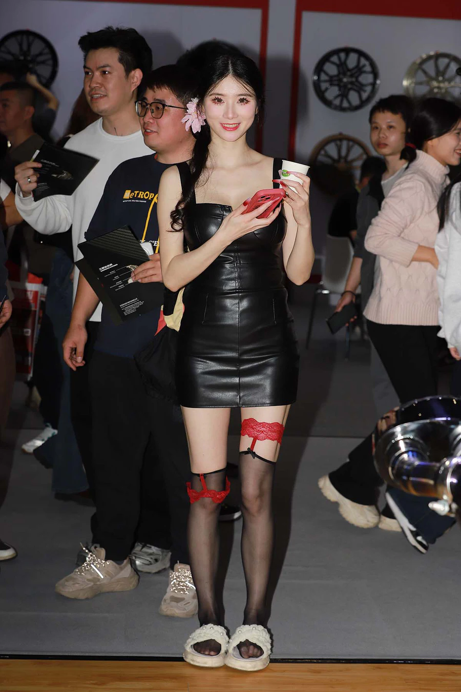 精选街拍作品 NO.4290 吊带皮裙 街拍-第1张