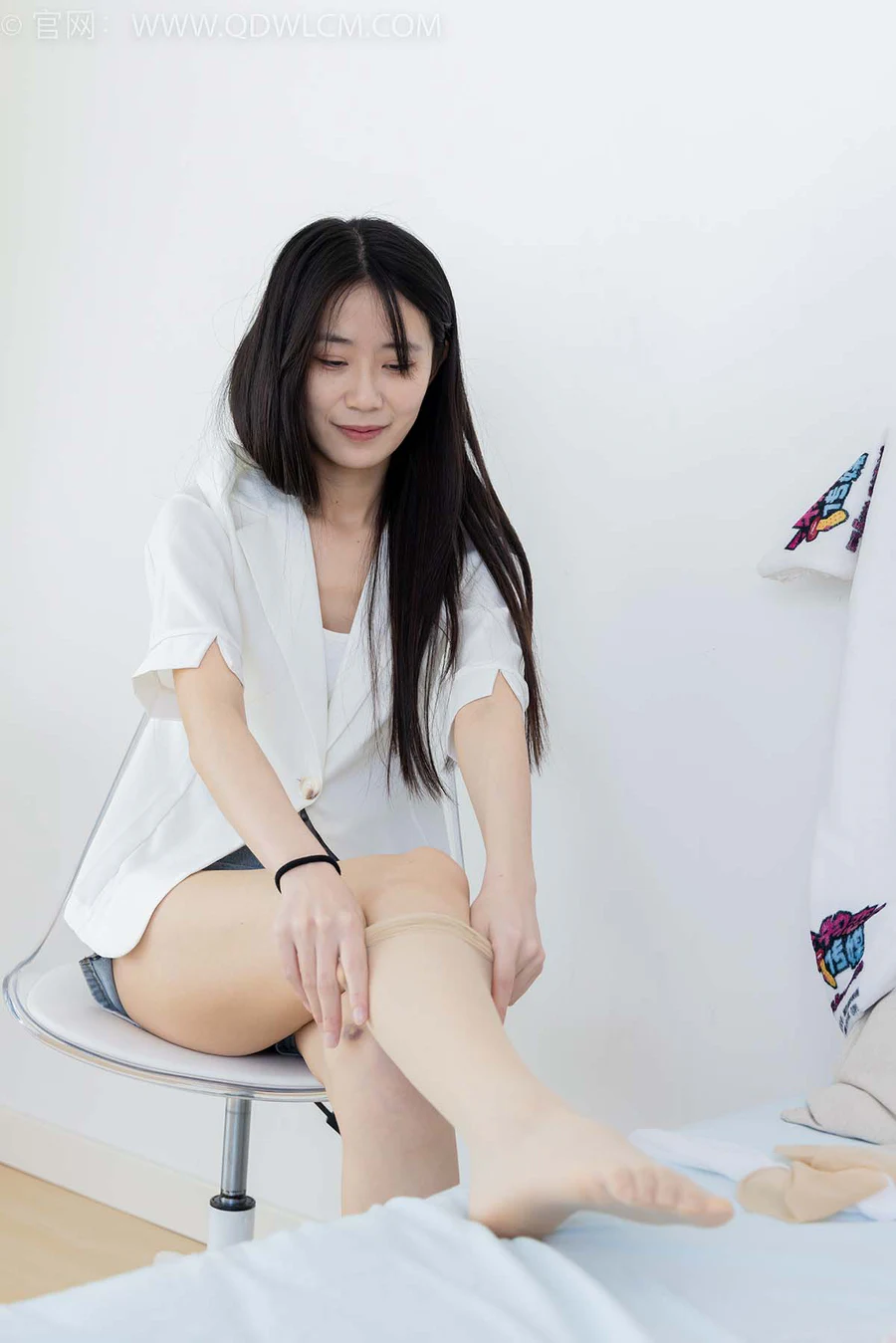 物恋传媒 NO.2376 菜菜-三双鞋子、过膝白丝、过膝肉丝、过膝黑丝 WLCM物恋传媒-第1张