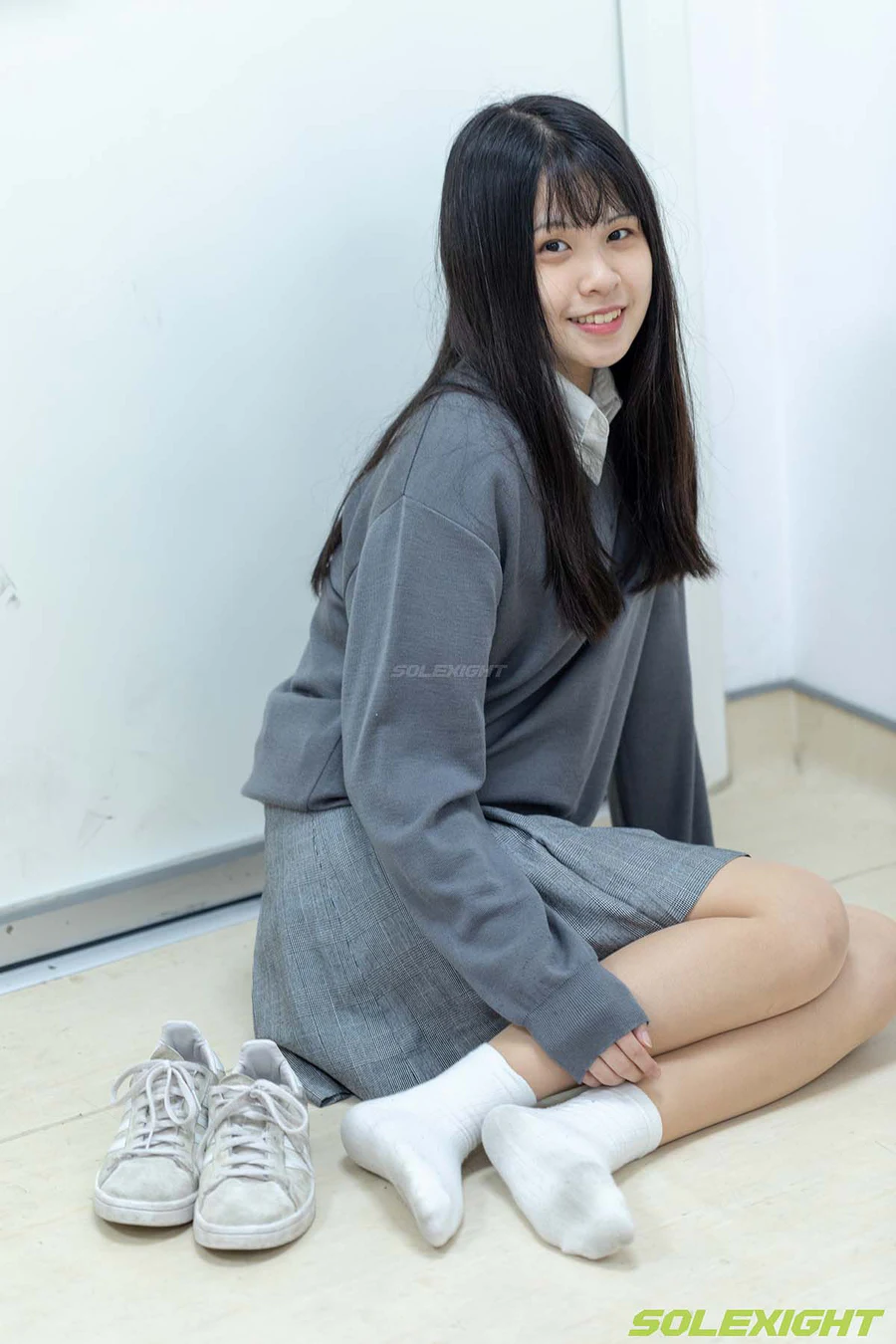 台湾solexight足控图片福利 – Dora 脏臭白袜 丝袜 臭鞋 solexight-第1张