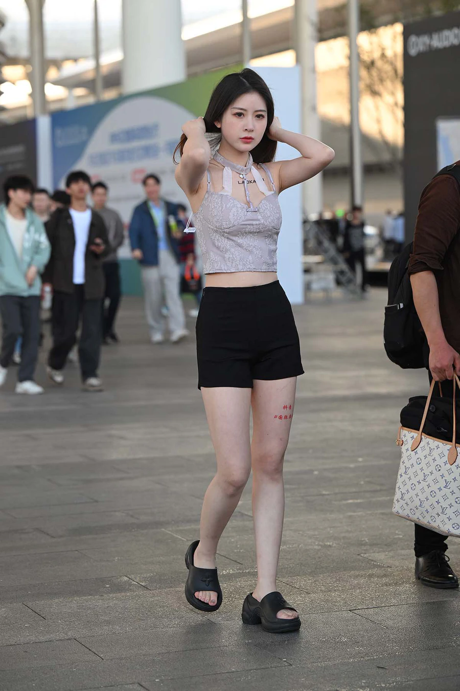 精选街拍作品 NO.4305 绝美优雅美女 街拍-第1张