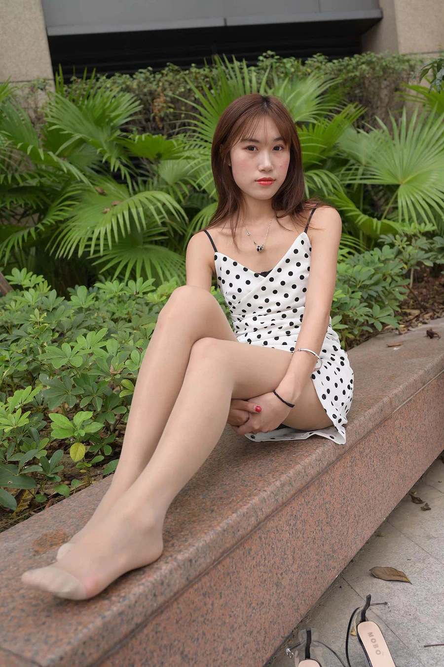 精选街拍作品 NO.4308 御风街拍 楼楼 – 斑点包臀裙 街拍-第1张