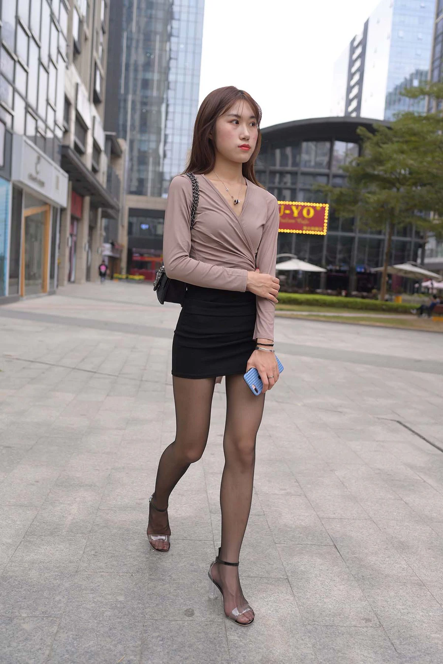 精选街拍作品 NO.4307 御风街拍 楼楼 – 黑丝包臀裙高跟美腿 街拍-第1张